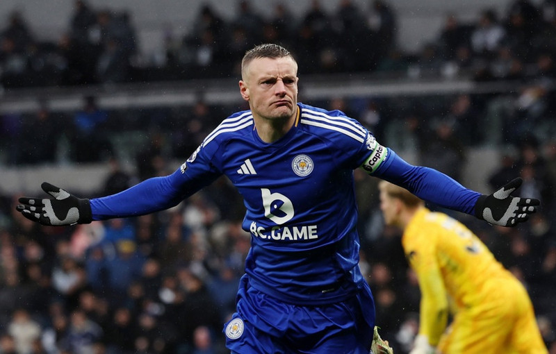 <b>Sóknarmaður: Jamie Vardy (Leicester)</b> - Þessi goðsögn er að sjálfsögðu í liðinu. Skoraði sitt 200. mark fyrir Leicester í kveðjuleik sínum. Hver skrifaði þetta handrit?