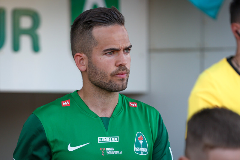 Kristinn Steindórsson byrjar.
