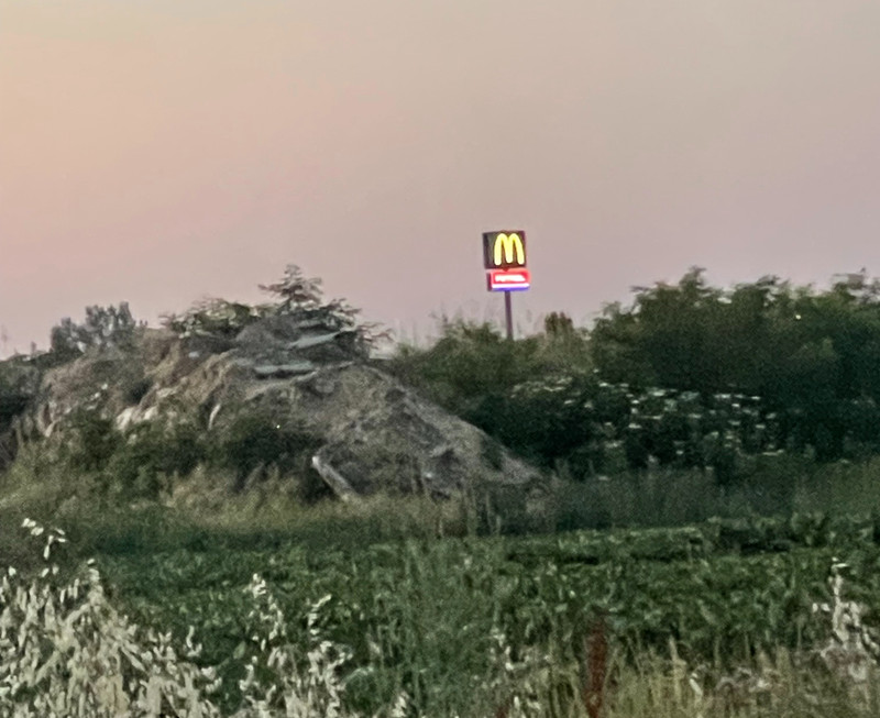 Ótrúlegt en satt þá er McDonald's hérna. Gyllta M-ið úr fjarlægð.