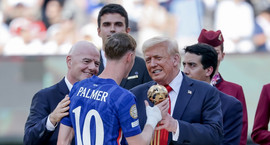 Trump mætir á úrslitaleikinn og tekur þátt í...