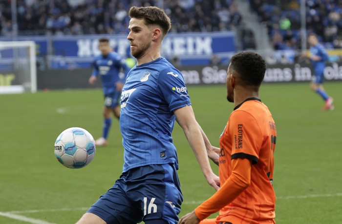 Miðjumaðurinn Anton Stach kom frá Wolfsburg.