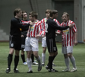 Bjarnólfur Lárusson ýtir hér við Jens, báðir fengu þeir rautt spjald að launum.