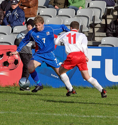 Viktor Bjarki sem hér er í leik með U-21 árs landsliði Íslands skoraði glæsilegt mark en fékk svo að líta rauða spjaldið. 