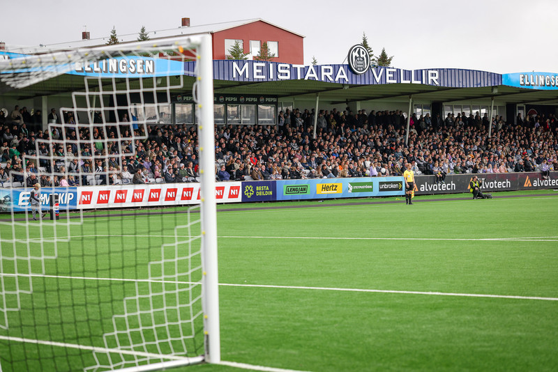 „Að fá að vera í KR er auðvitað geggjað og að fá pressuna sem fylgir að bera KR treyjuna eru forréttindi.“