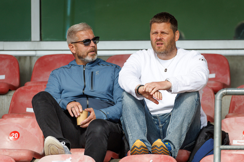Sigurður Ragnar Eyjólfsson í stúkunni með Gunnari Einarssyni.
