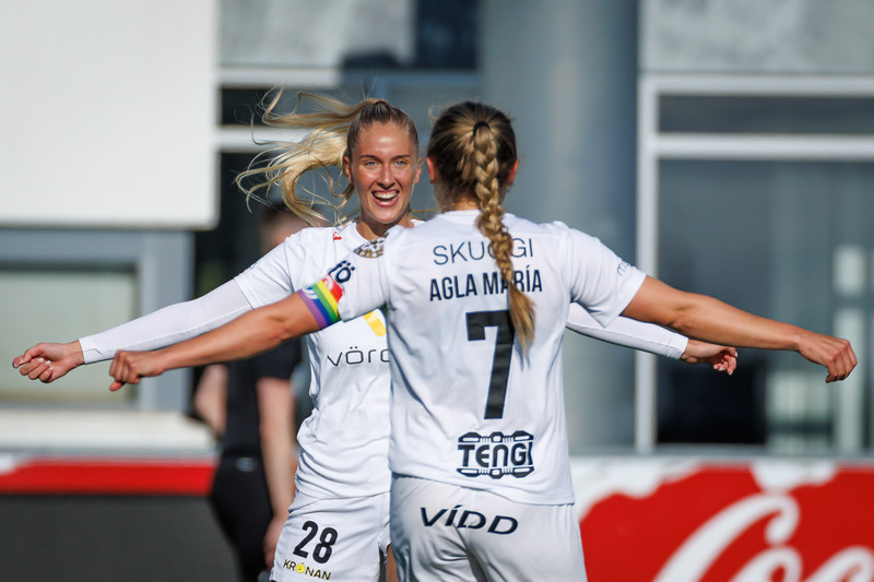 Birta Georgsdóttir fagnar með Öglu Maríu í dag.