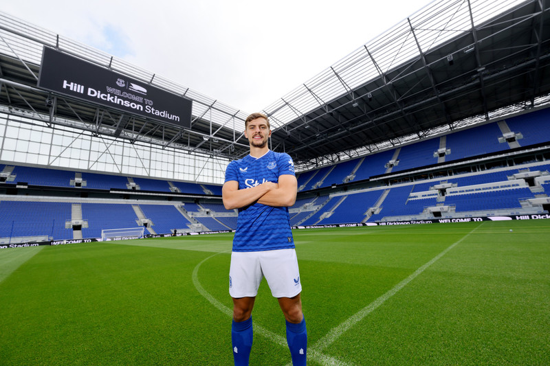 Kiernan Dewsbury-Hall á hinum magnaða leikvangi Everton.
