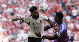 Stuðningsmenn Liverpool láta í sér heyra eftir að...