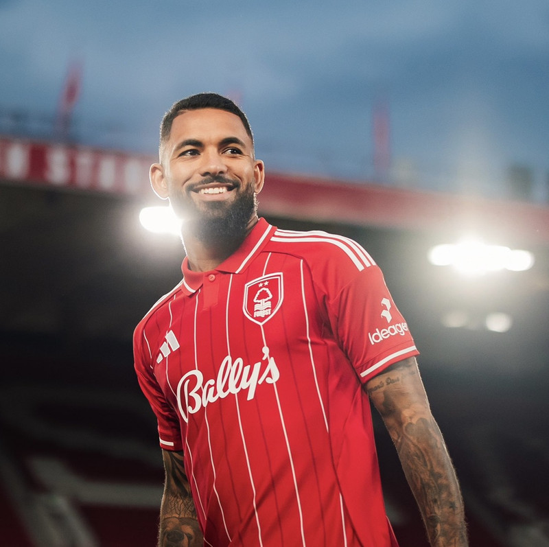 Douglas Luiz er kominn í treyju Forest.