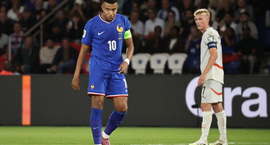 Mbappe fylgist með heiman frá - Deilir liðinu gegn...