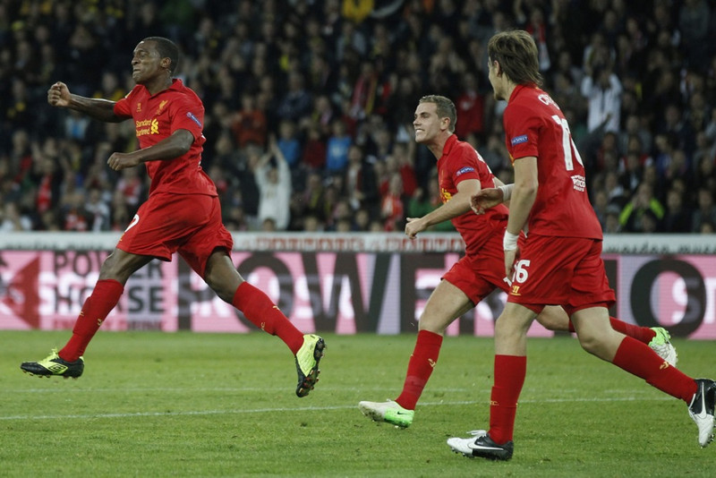 Wisdom fagnar marki með Jordan Henderson og Sebastian Coates.