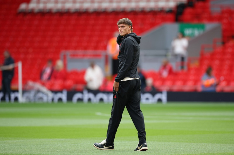 9. Giovanni Leoni (Frá Parma) - Sleit krossband í fyrsta leik sínum gegn Southampton. Leit mjög vel út í leiknum, en einhverstaðar verður hann að vera á þessum lista. Að vera tiltækur er besti eiginleikinn, en hann er þó gríðarlegt efni og fær aftur tækifæri til að sanna sig.