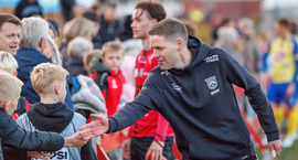 Maggi lítur í kringum sig - Fundaði með HK