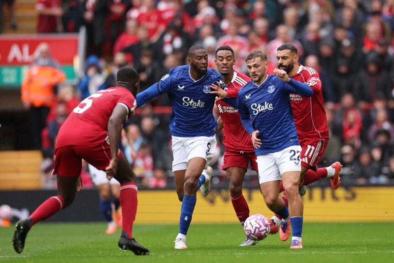 <b>Miðjumaður: Kiernan Dewsbury-Hall (Everton)</b> - Mögulega kaup tímabilsins, hefur verið frábær það sem af er vetri. Var frábær í öruggum sigri Everton á Nottingham Forest og setti kirsuberið ofan á kökuna þegar hann skoraði þriðja markið.