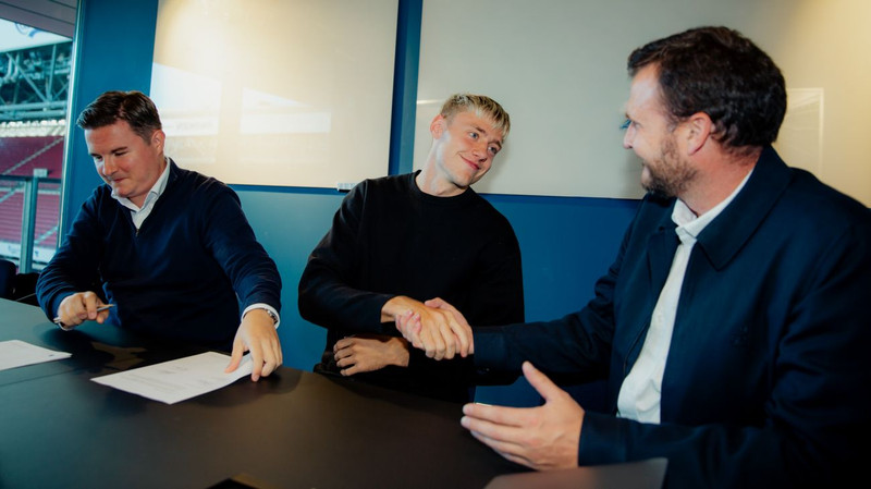 Viktor Bjarki skrifaði undir nýjan samning við FCK fyrir um mánuði síðan.