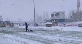 Leiknum á Akureyri frestað - Beðið eftir...