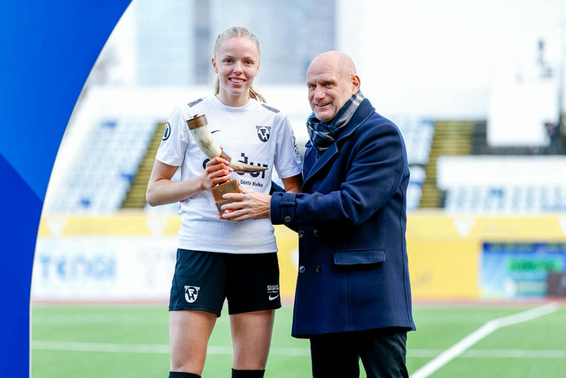 Formaður KSÍ, Þorvaldur Örlygsson, heiðrar Thelmu með flugleiðahorninu eftir að hún var valin efnilegasti leikmaður Bestu deildar kvenna.