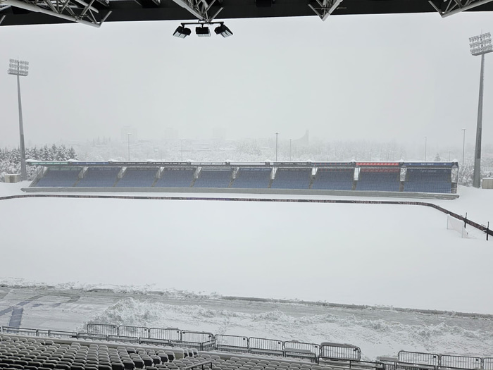 Snæviþakinn Laugardalsvöllur.