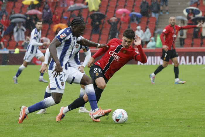 Karl Etta Eyong (til vinstriI) með knöttinn.