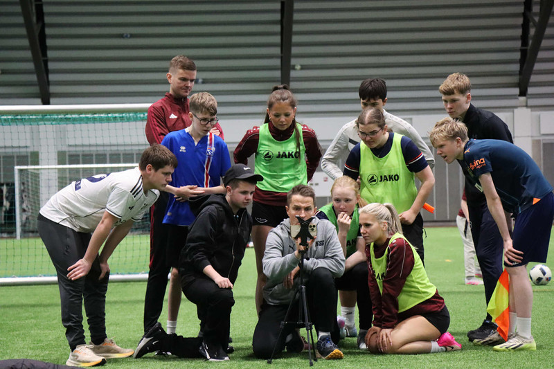 Gunnar Jarl Jónsson, dómaraþjálfari, og Jóhann Ingi Jónsson, FIFA dómari, með verklega æfingu.