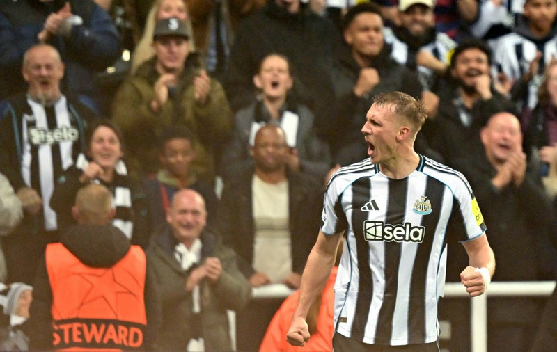 <b>Varnarmaður: Dan Burn (Newcastle)</b> - Átti glæsilega frammistöðu í sigrinum gegn Manchester United. Hann er hjartsláttur liðsins og drifkraftur.