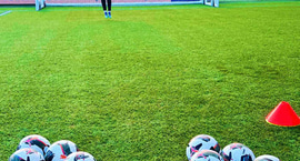 Albert æfir með pabba sínum á Laugardalsvelli