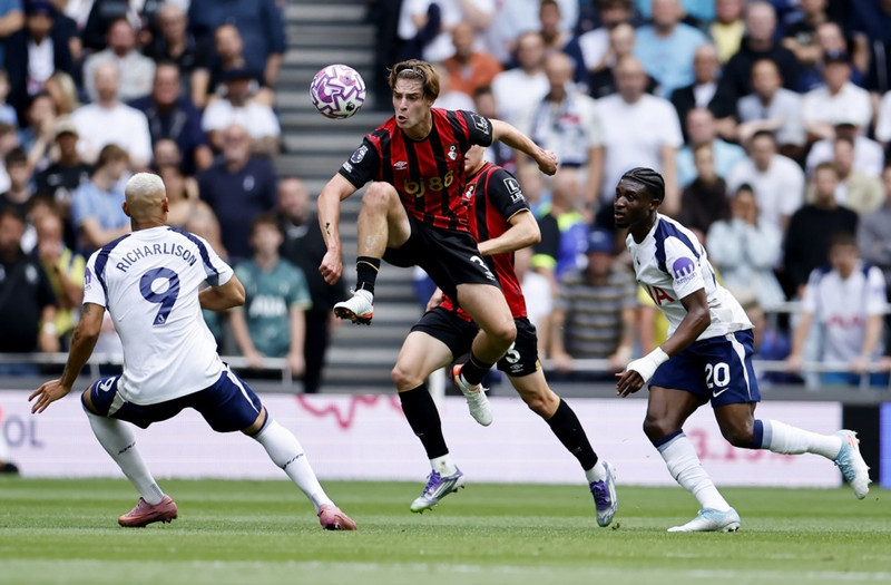 Alex Scott í leik með Bournemouth.