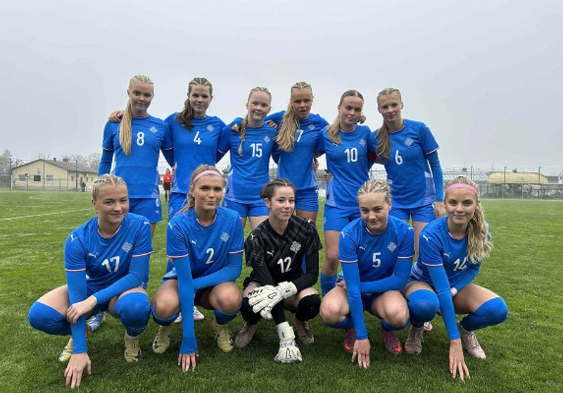 Lið U17 í síðustu undankeppni.