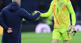 Situr við hliðina á elsta leikmanni HM í klefanum -...