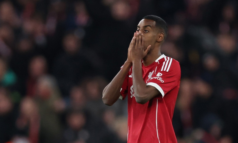 Kaupin á Alexander Isak voru ein þau verstu undir stjórn Slot.