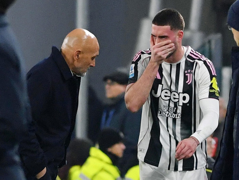 Ítalía: Vlahovic fór niðurbrotinn af velli - Juventus aftur á sigurbraut
