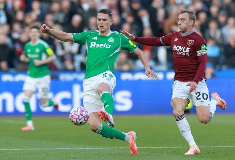 Sven Botman í baráttunni við Jarrod Bowen.