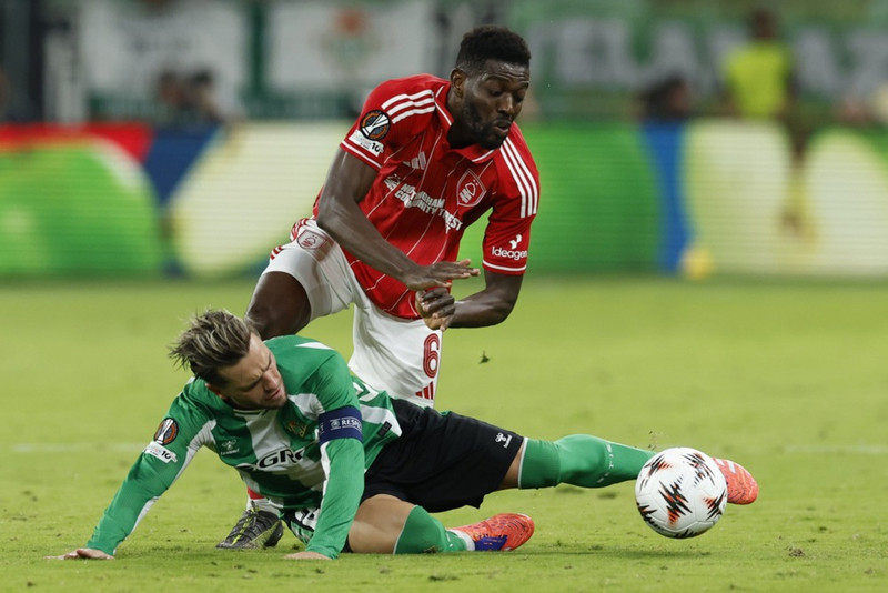 <b>Miðjumaður: Ibrahim Sangare (Nottingham Forest)</b> - Algjör mótor á miðsvæðinu. Forest saknaði hans meðan hann tók þátt í Afríkukeppninni.