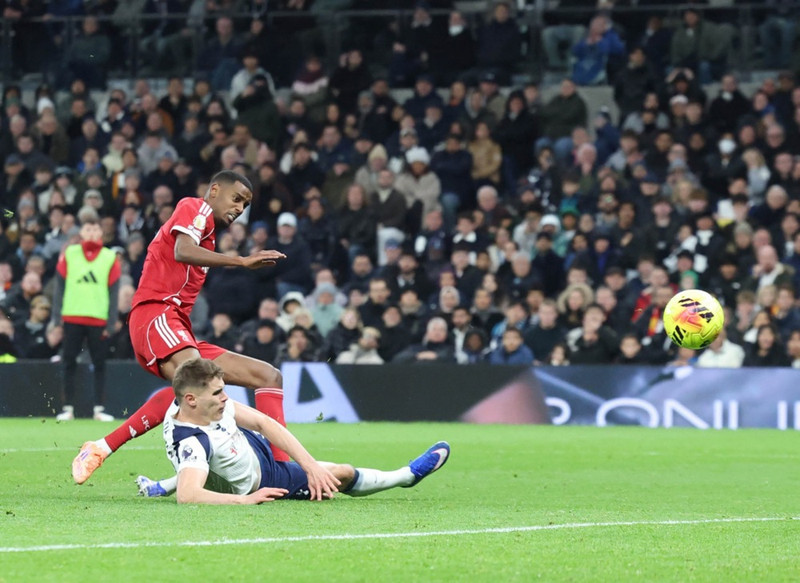 8. Alexander Isak (Frá Newcastle) - Keyptur fyrir metfé undir lok síðasta sumarglugga. Missti af undirbúningstímabilinu með Newcastle og var mikið frá vegna meiðsla. Verðmiðinn setti mikla pressu á Isak sem stóðst alls ekki þær væntingar sem gerðar voru til hans.