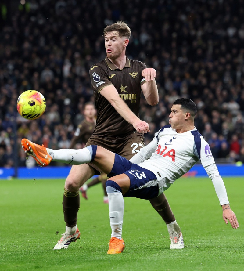 <b>Varnarmaður: Nathan Collins (Brentford):</b> - Skoraði og lagði upp í góðum sigri Brentford á Everton. Nýtur sín vel undir stjórn Keith Andrews. Gleymið Jordan Henderson, Collins er leiðtogi liðsins.