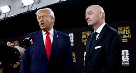 Trump fær að lyfta bikarnum