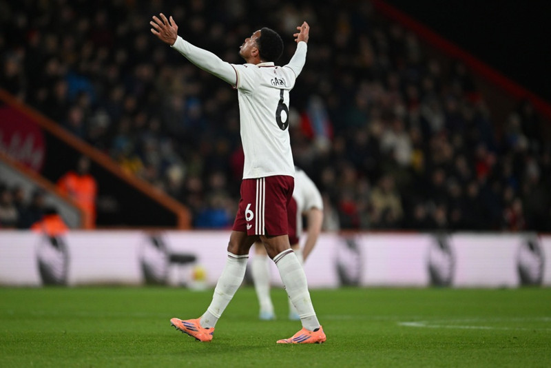<b>Varnarmaður: Gabriel (Arsenal) -</b> Hann og Saliba lykilmenn í liðinu sem vann fyrsta deildartitil Arsenal í 22 ár. Gabriel skoraði og lagði upp einnig mörg mörk eftir hornspyrnur.