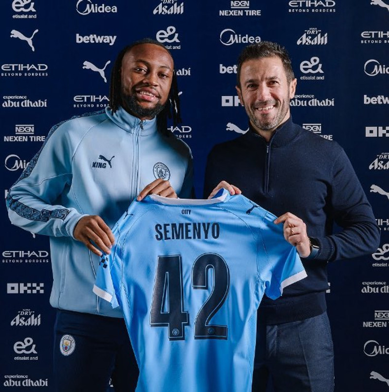 Semenyo og Hugo Viana, yfirmaður fótboltamála hjá City.
