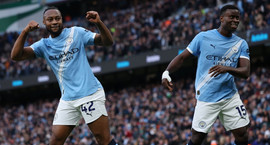 England: Man City marði sigur á Leeds og er tveimur...