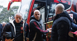 Slot á fréttamannafundi - Hrósar mönnunum bak við...