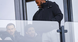 Sterling handtekinn er hann klessti glæsibifreið sína
