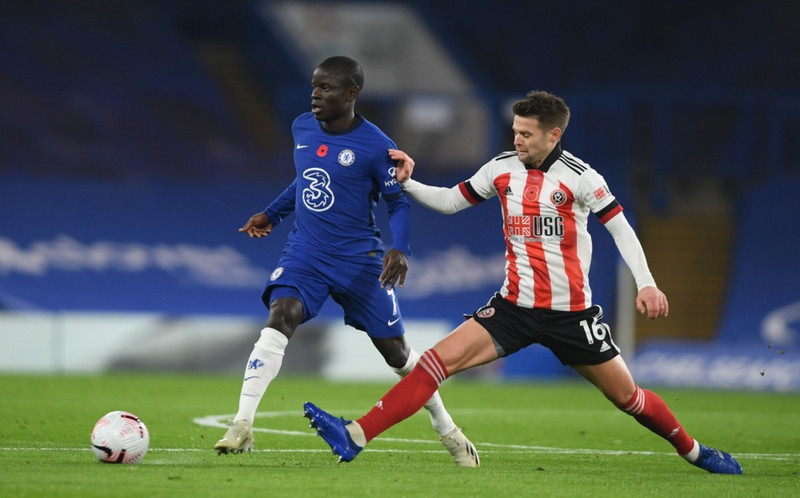 Oliver Norwood í baráttunni við N'Golo Kante í leik Sheffied United og Chelsea.