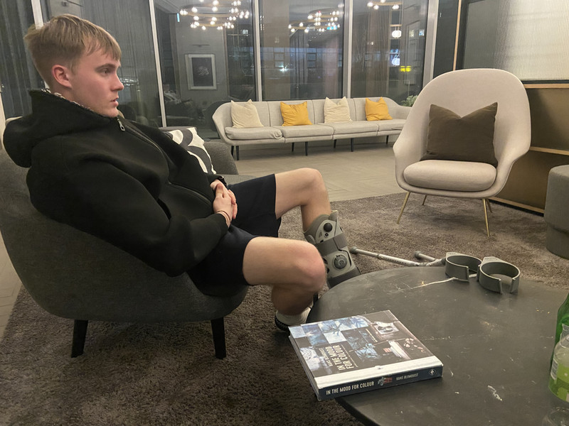 Í hlífðarskó og með hækjur.