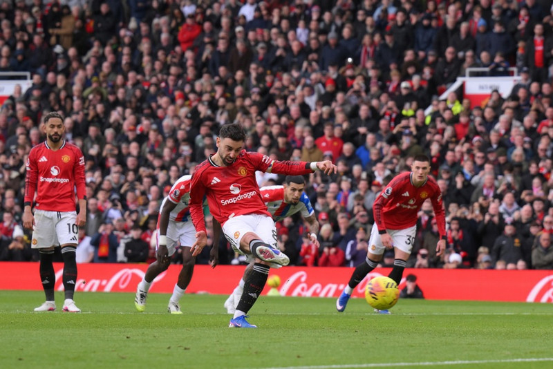 <b>Miðjumaður: Bruno Fernandes (Manchester United)</b> - Öruggur á vítapunktinum í sigri gegn Crystal Palace.