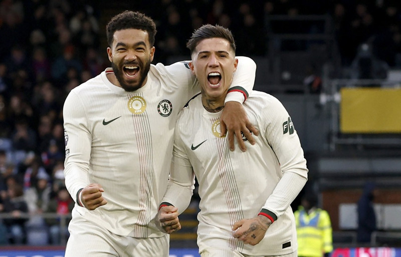 Rosenior getur ekki hætt að brosa