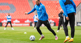 Eldingaviðvörun og allir kallaðir inn úr upphitun