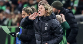 Þjálfari Chelsea mætti með síma í viðtal og sýndi...