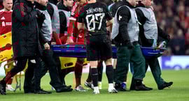 Ekitike fór sárþjáður af velli - Gæti verið lengi...