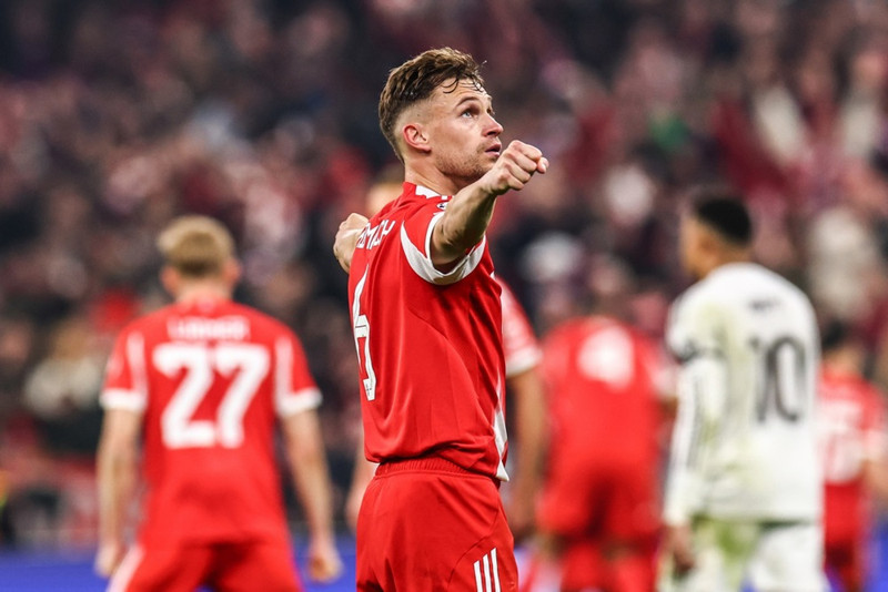 Kimmich valinn sem miðjumaður.