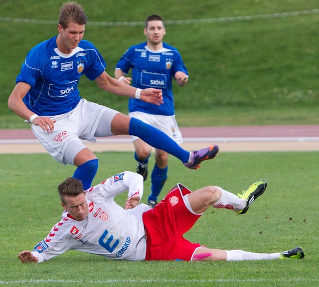 ,,Ég set reyndar smá spurningamerki við hann Hólmbert. Í Krikanum varð hann að biðja um skiptingu því hann þurfti svo mikið að fara á klósettið og í næsta leik fékk hann rautt eftir 38 sekúndur inn á vellinum. Talandi um að vera með allt lóðrétt niður um sig.
